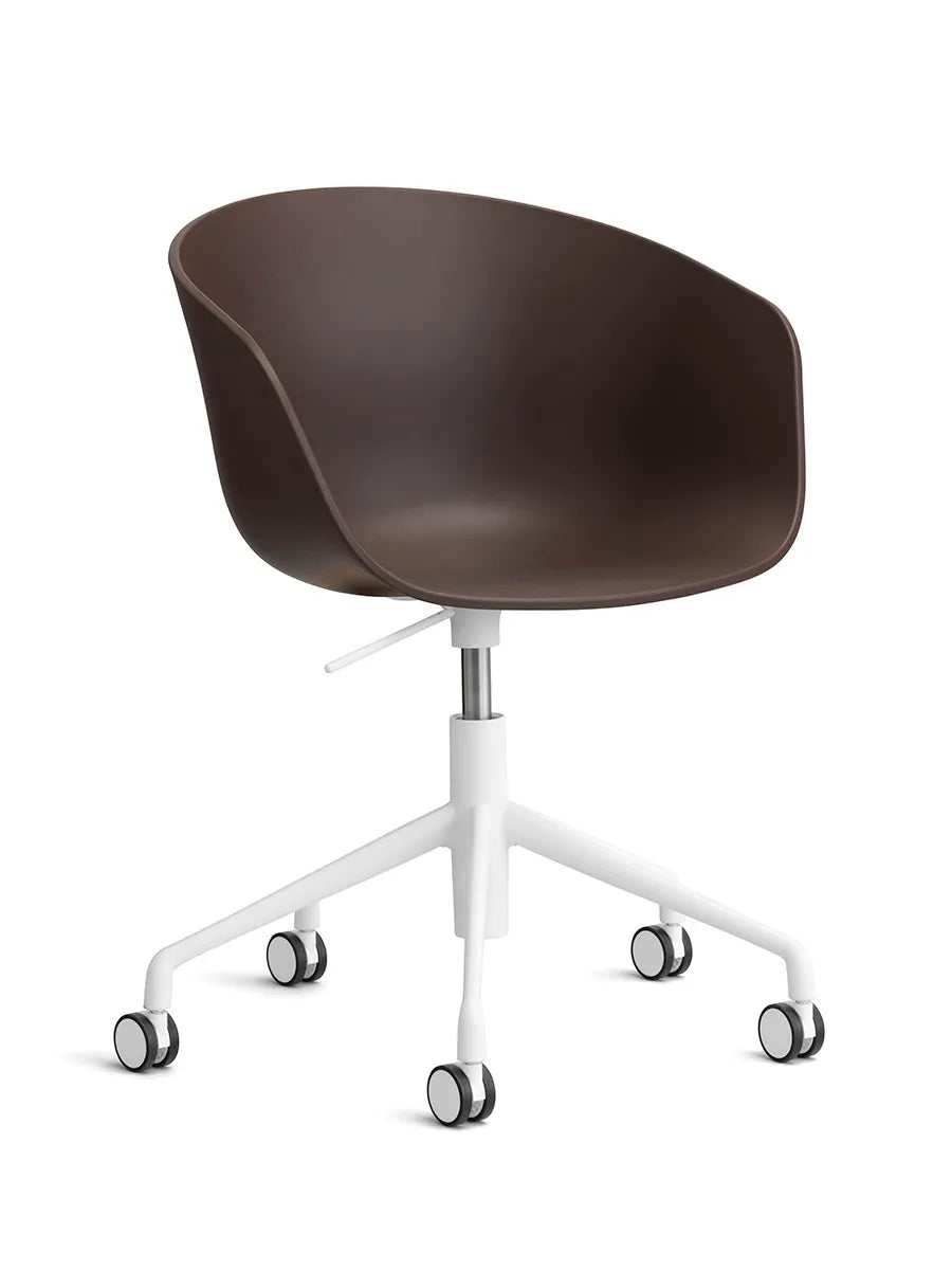 About a Chair AAC52 från Hay - Raisin / Vit pulverlakeret aluminium - Jacobsen Plus
