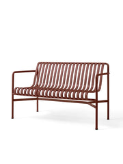 Palissade Dining Bench med armstöd, järnröd från HAY