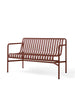 Palissade Dining Bench med armstöd, järnröd från HAY