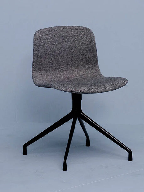 About a Chair AAC11 från HAY - Steelcut / Svart pulverlakeret aluminum - Jacobsen Plus