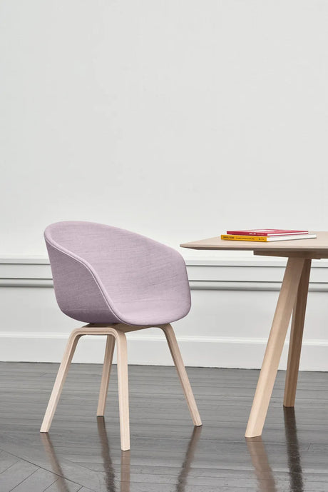 About a Chair AAC23 från Hay - Steelcut / Lackerad eg - Jacobsen Plus