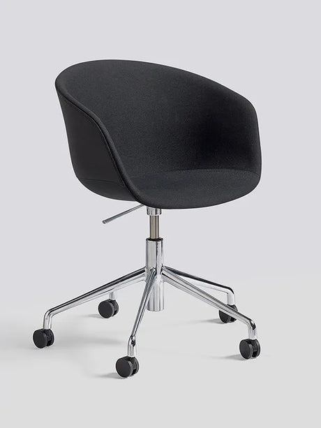 About a Chair AAC53 från Hay - Steelcut / Svart pulverlakeret aluminum - Jacobsen Plus