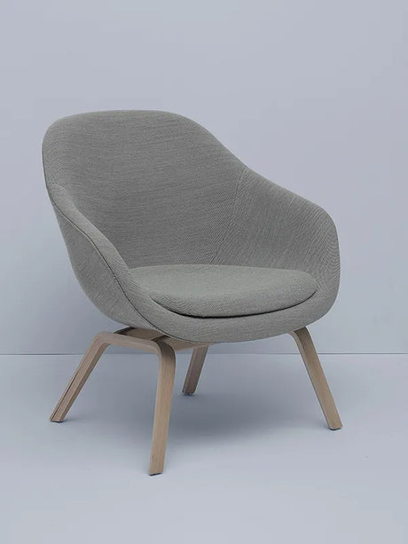 About a Lounge Chair low AAL83 från Hay - Steelcut / Lackerad eg - Jacobsen Plus