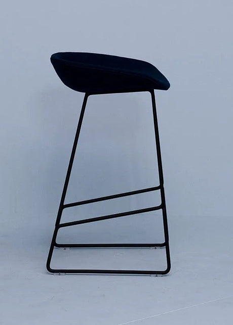 About a Stool AAS39 från Hay - Lav - B 47 x D 45 x H 65-76 cm / Steelcut / Svart pulverlakeret stål - Jacobsen Plus