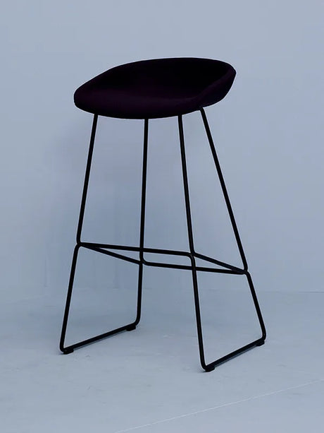 About a Stool AAS39 från Hay - Lav - B 47 x D 45 x H 65-76 cm / Steelcut / Svart pulverlakeret stål - Jacobsen Plus