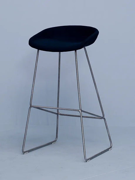 About a Stool AAS39 från Hay - Lav - B 47 x D 45 x H 65-76 cm / Steelcut / Svart pulverlakeret stål - Jacobsen Plus