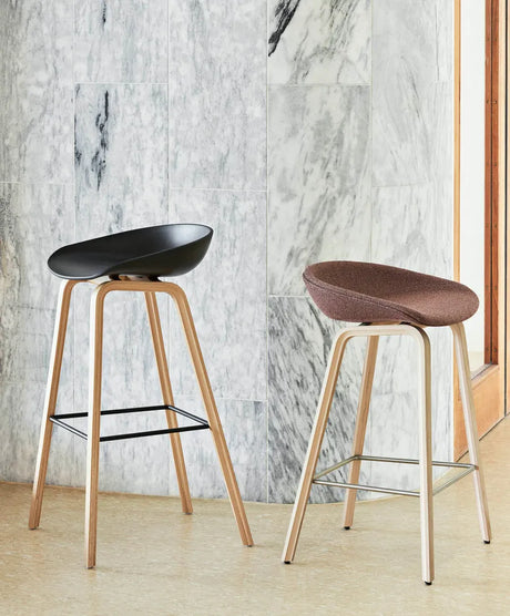 About a Stool AAS33 från HAY - Lav - B 50 x D 43 x H 64-75 cm / Steelcut / Lackerad eg - Jacobsen Plus