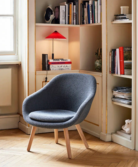 About a Lounge Chair låg AAL82 från Hay - Steelcut / Lackerad eg - Jacobsen Plus