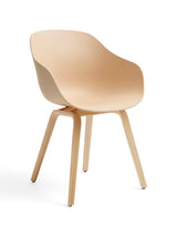 About a Chair AAC 222 från HAY - Pale Peach / Lackerad eg - Jacobsen Plus