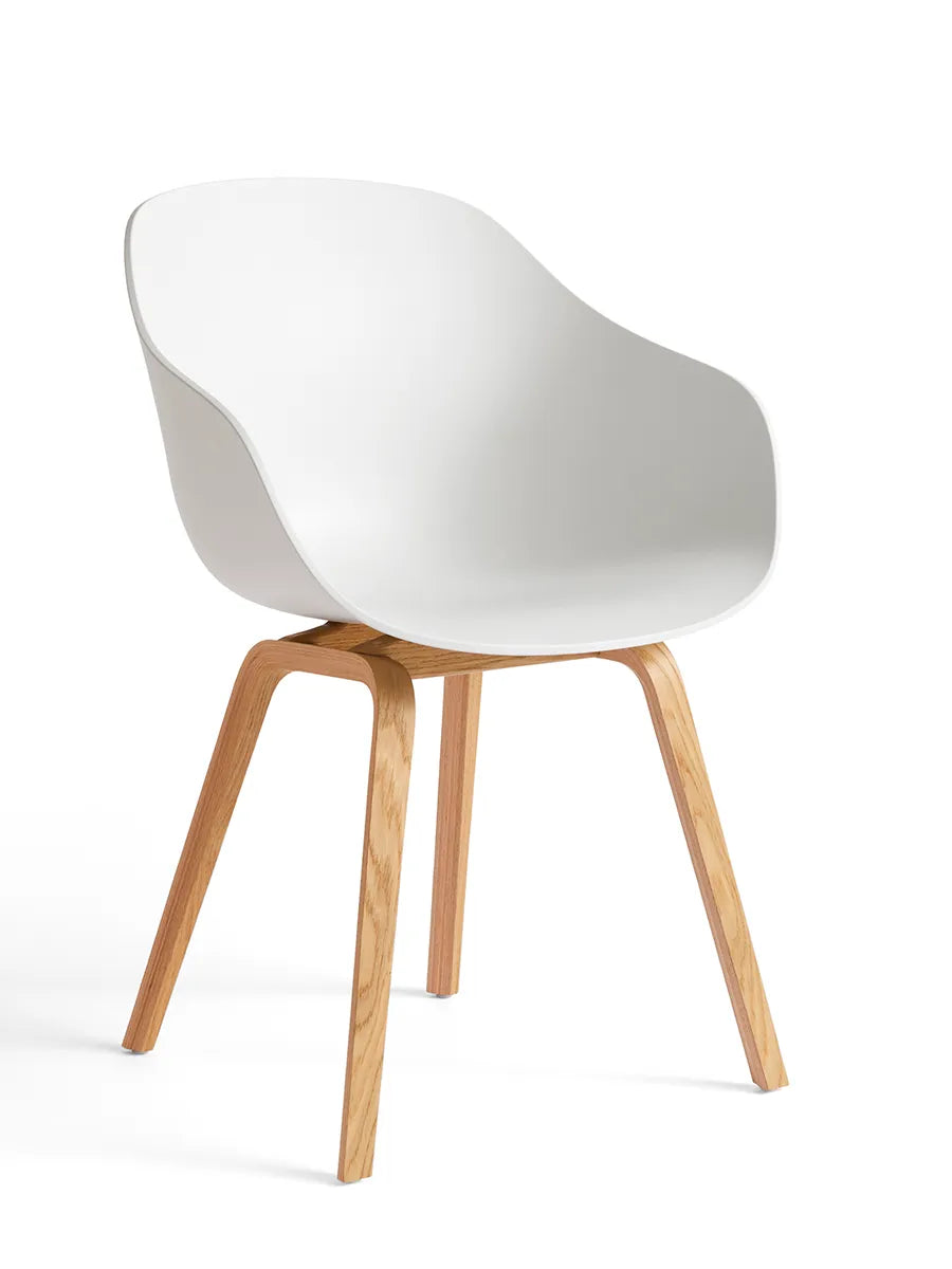 About a Chair AAC 222 från HAY - White / Lackerad eg - Jacobsen Plus