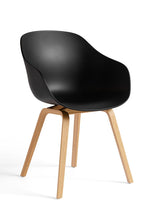 About a Chair AAC 222 från HAY - Black / Lackerad eg - Jacobsen Plus