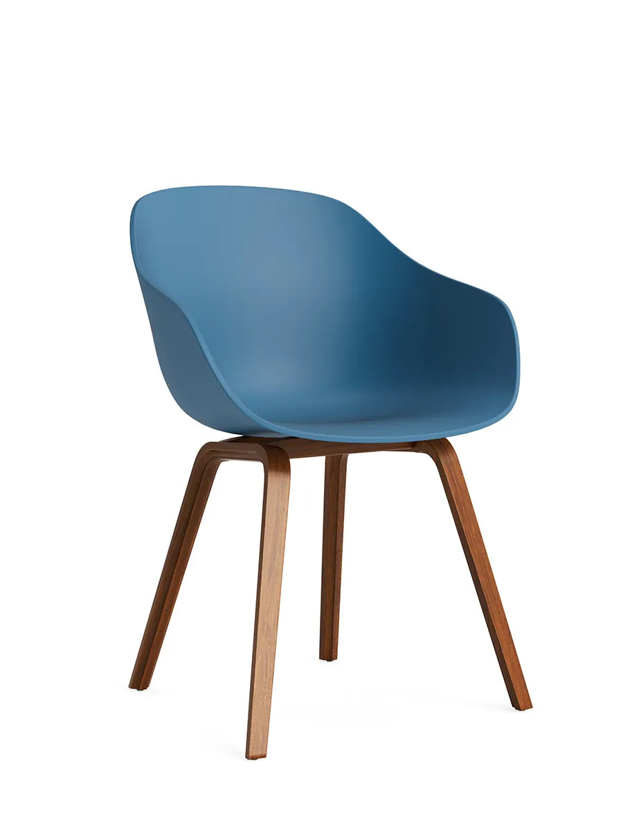 About a Chair AAC 222 från HAY - Azure blue / Lackerad valnød - Jacobsen Plus
