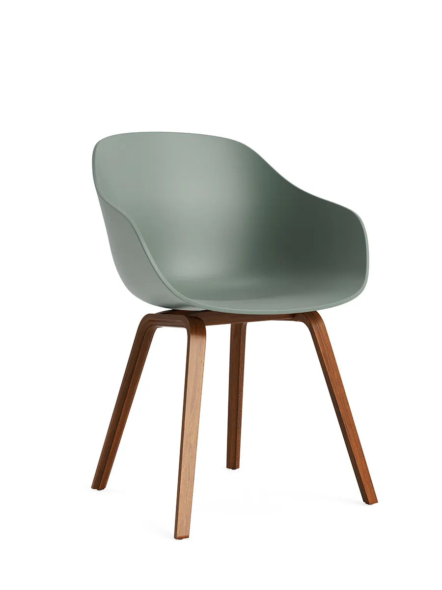 About a Chair AAC 222 från HAY - Fall Green / Lackerad valnød - Jacobsen Plus