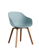 About a Chair AAC 222 från HAY - Dovblå / Lackerad valnød - Jacobsen Plus