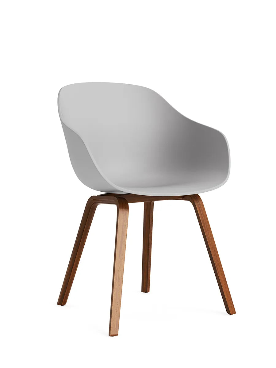 About a Chair AAC 222 från HAY - Concrete grey / Lackerad valnød - Jacobsen Plus