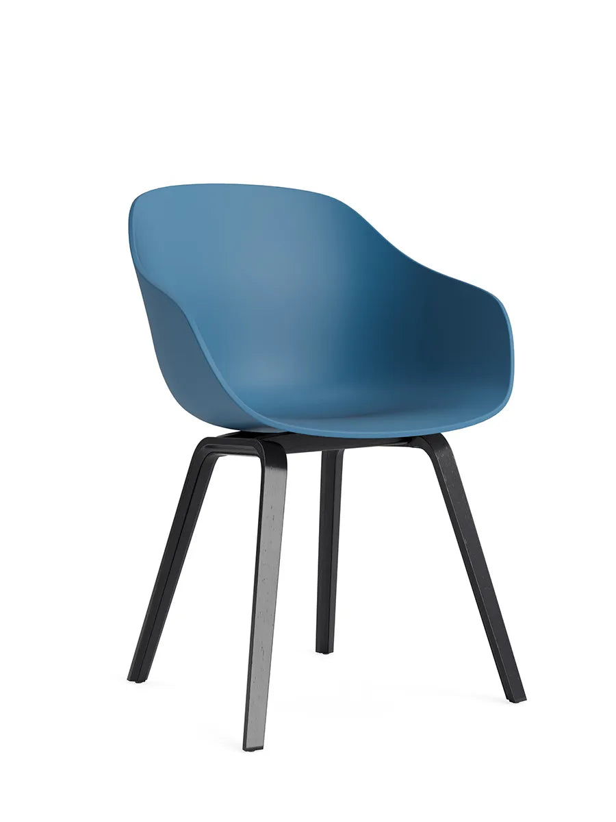 About a Chair AAC 222 från HAY - Azure blue / Sortlakeret eg - Jacobsen Plus