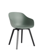 About a Chair AAC 222 från HAY - Fall Green / Sortlakeret eg - Jacobsen Plus