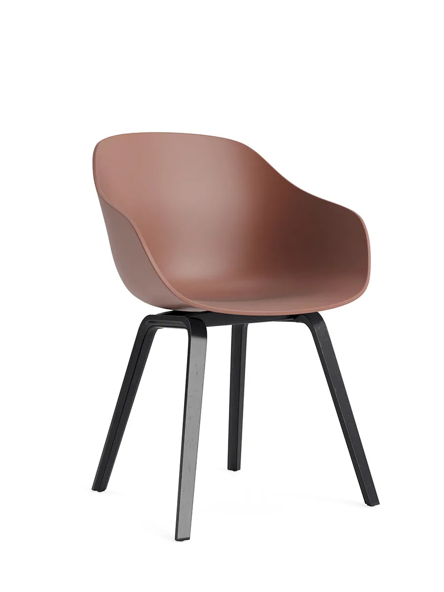About a Chair AAC 222 från HAY - Soft Brick / Sortlakeret eg - Jacobsen Plus