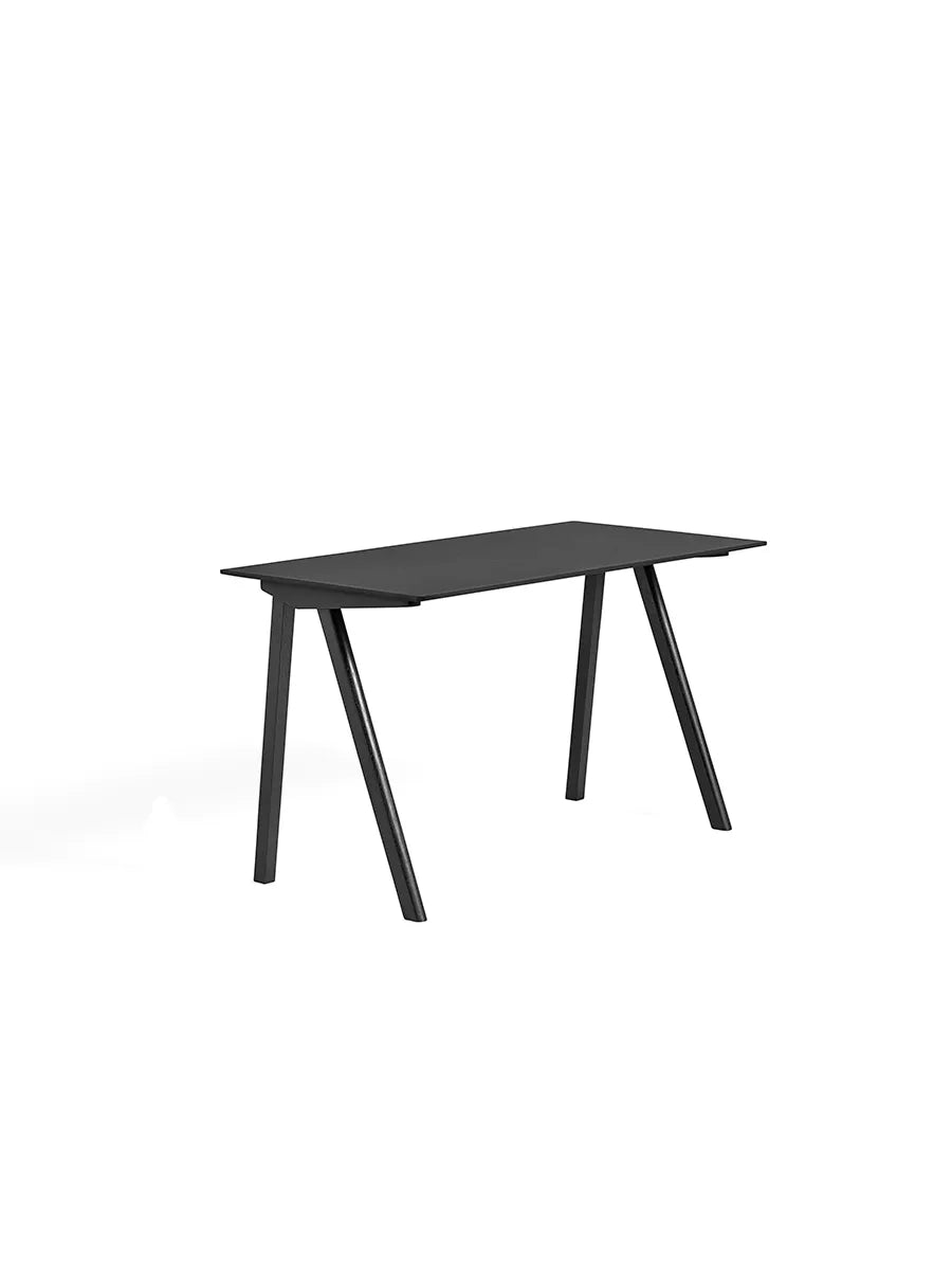 CPH90 Skrivbord, 130 cm från Hay - Svart linoleum / Sortlakeret eg - Jacobsen Plus