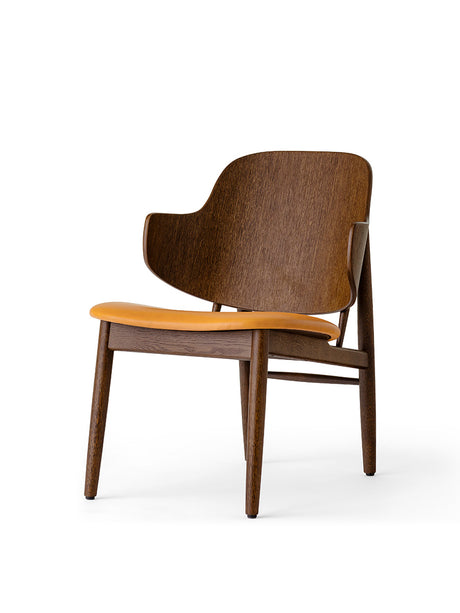 Audo Copenhagen - The Penguin loungestol i trä, med stoppad sits - Rødbejdset eg - Logan Fossil (tekstil) - Jacobsen Plus