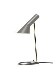 AJ Mini bordslampa, grå/mässing av Arne Jacobsen