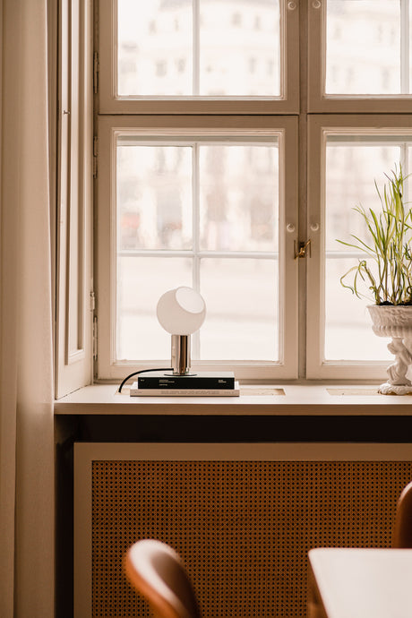 Donya Bordslampa från Anour - Gold brushed - Jacobsen Plus
