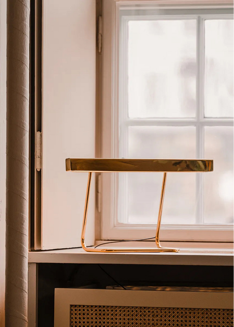 T Model bordslampa från Anour - Brunerad messing - Jacobsen Plus