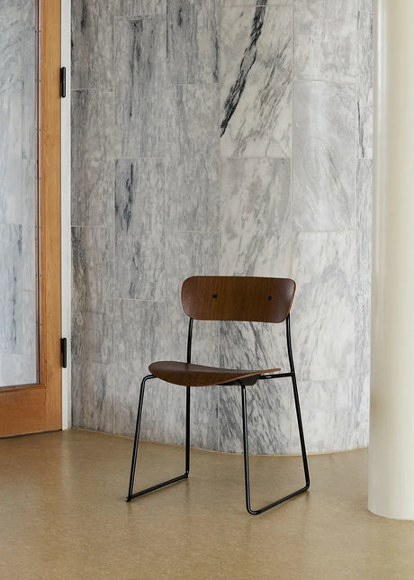 Pavilion Stol AV51 från &Tradition - Sortlakeret eg - Jacobsen Plus