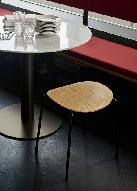 Pavilion Stool AV36 från &Tradition - Sortlakeret eg - Jacobsen Plus