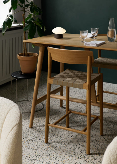 Betty TK12 counter barstol från &Tradition - Ek/Natur - Jacobsen Plus