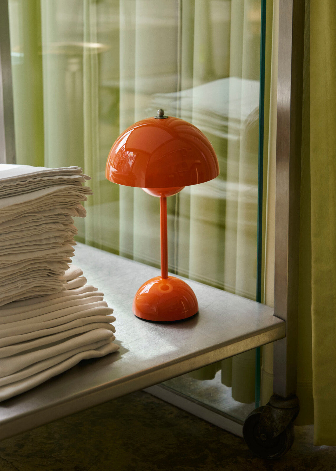 Flowerpot VP9 portabel bordslampa av Verner Panton - 1 - Jacobsen Plus