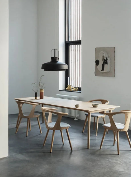 SK2 In Between Matstol m. stoppad sits från &Tradition - Sortbejdset eg med Fiord 191 stof - Jacobsen Plus