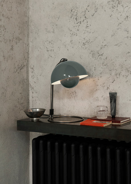Flowerpot VP4 bordslampa av Verner Panton - Matt black - Jacobsen Plus