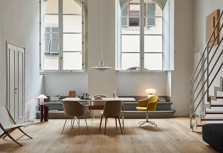 Pavilion bord AV19 från &Tradition - Lackerad eg - Svart stel - Jacobsen Plus