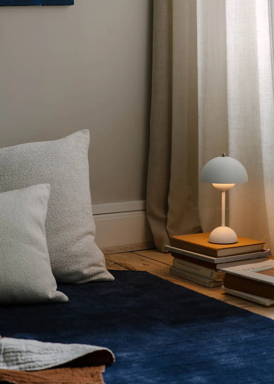 Flowerpot VP9 portabel bordslampa av Verner Panton