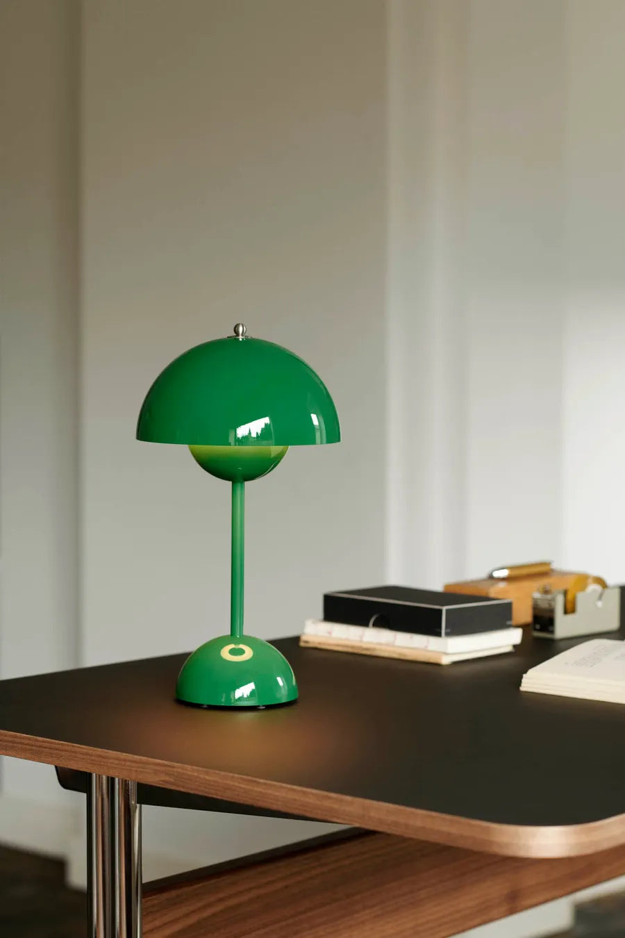 Flowerpot VP9 portabel bordslampa av Verner Panton