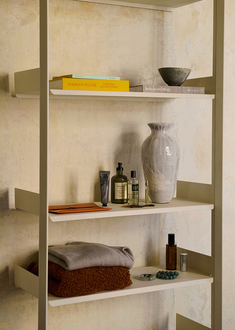 Rombe IF1, Full Bay-hyllor från &Tradition - Alabaster w. Alabaster shelves - Jacobsen Plus