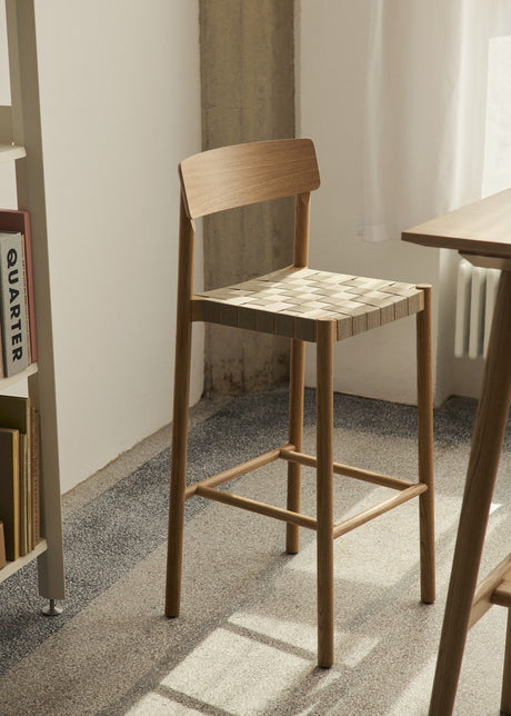Betty TK15 barstol från &Tradition - Svart lakeret ask med svart flet - Jacobsen Plus