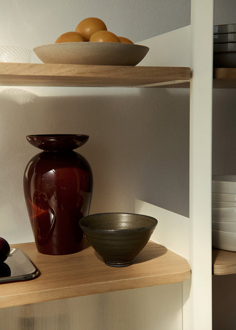 Rombe, Konfiguration C från &Tradition - Alabaster w. Alabaster shelves - Jacobsen Plus