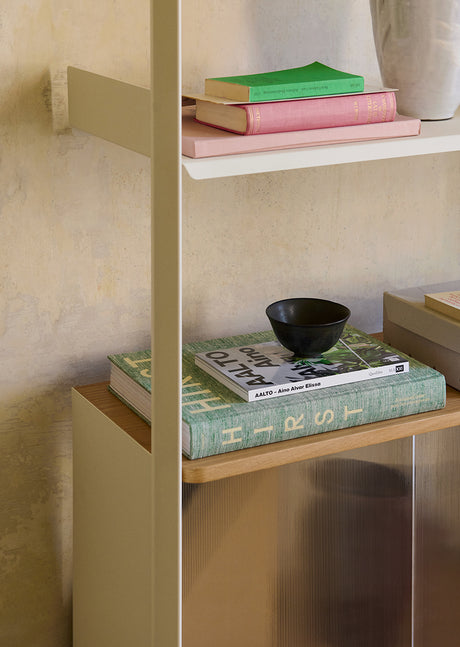 Rombe, Configuration E från &Tradition - Alabaster w. Alabaster shelves - Jacobsen Plus