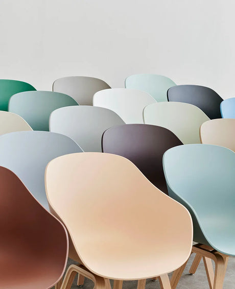 About a Chair AAC 222 från HAY - White / Lackerad eg - Jacobsen Plus