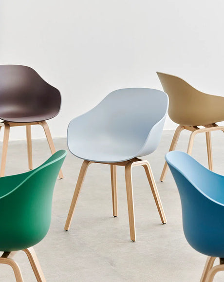 About a Chair AAC 222 från HAY - White / Lackerad eg - Jacobsen Plus