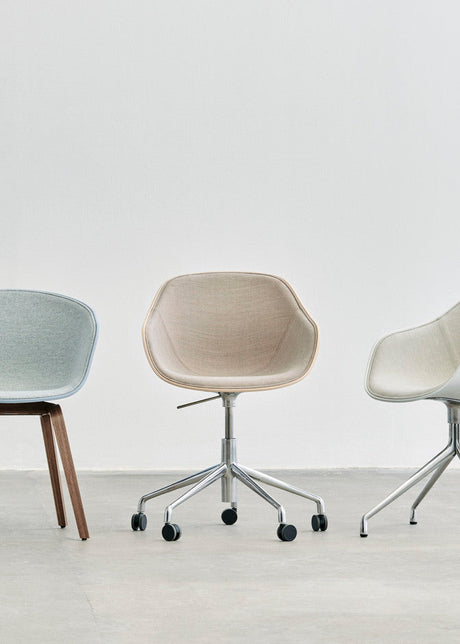 About a Chair AAC52 Frontklädd, vitt skal från HAY - Remix / Svart pulverlakeret aluminum - Jacobsen Plus