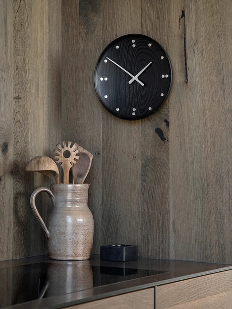 FJ Clock av Finn Juhl - Stor / Teak - Jacobsen Plus