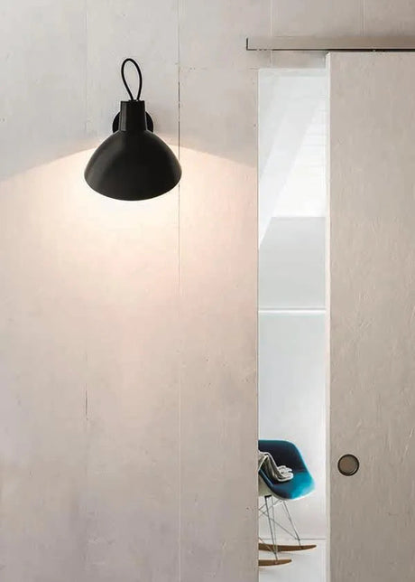 VV Cinquanta vägglampa från Astep - Svart vægbeslag med svart skærm - Jacobsen Plus