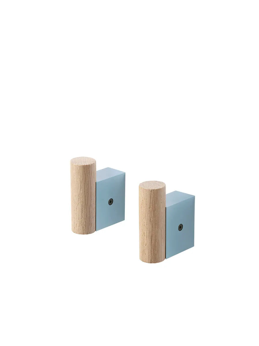 Attach Coat Hooks, 2 st. från Muuto - Ljusblå – ek - Jacobsen Plus