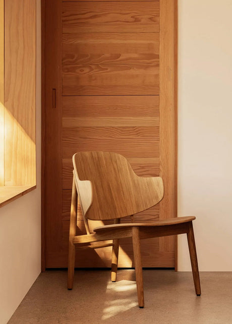 Audo Copenhagen - The Penguin loungestol i trä - Natur eg - Jacobsen Plus