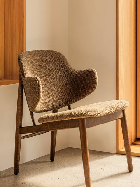 Audo Copenhagen - The Penguin loungestol i trä, helt klädd - Rødbejdset eg - Logan Fossil (tekstil) - Jacobsen Plus