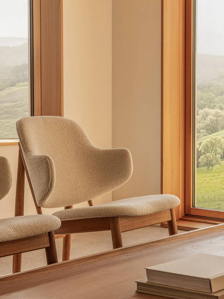 Audo Copenhagen - The Penguin loungestol i trä, helt klädd - Rødbejdset eg - Logan Fossil (tekstil) - Jacobsen Plus