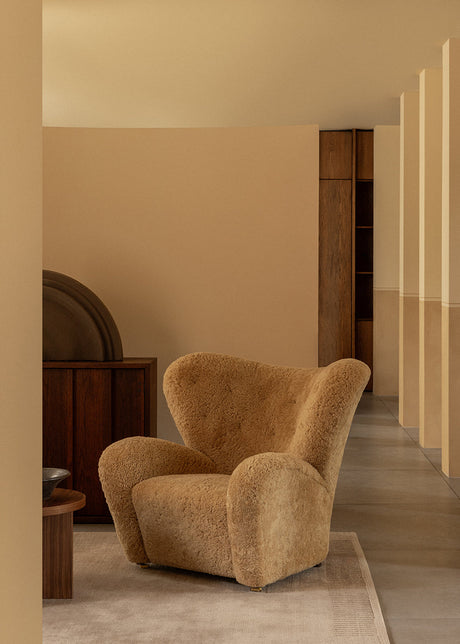 Audo Copenhagen - Den Trötta Mannen inkl. Pall, Sheepskin Honey och ben i ek - 2 - Jacobsen Plus